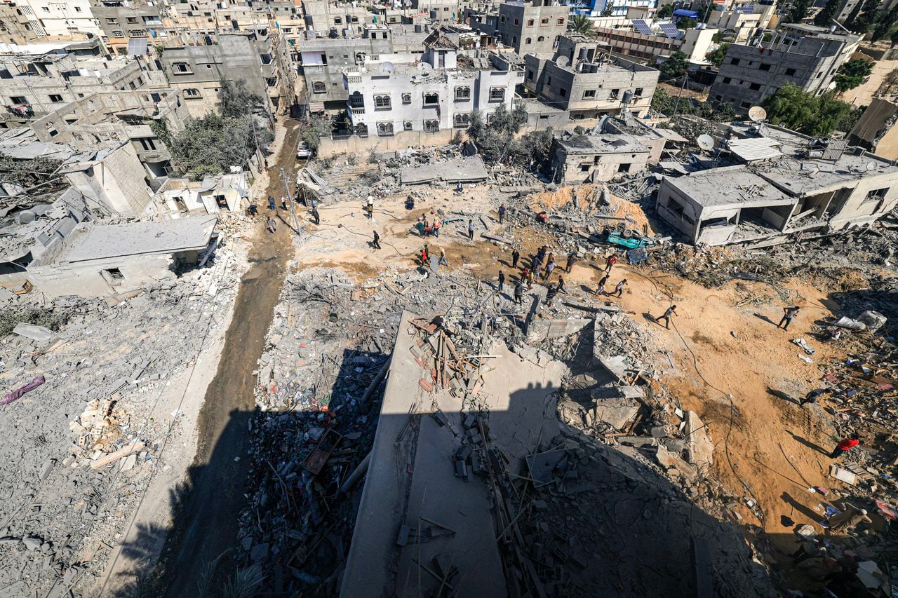Miles de personas, tanto israelíes como palestinas, han muerto desde el 7 de octubre de 2023, después de que militantes palestinos de Hamás con base en la Franja de Gaza entraran en el sur de Israel en un ataque sorpresa que llevó a Israel a declarar la guerra a Hamás en Gaza el 8 de octubre. (Foto de Mahmud