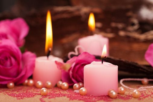 Hacer rituales con velas rosas es recomendado para atraer el amor.