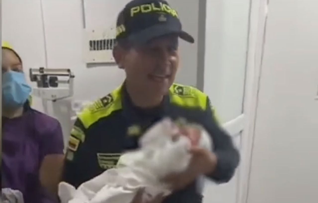 Uno de los policías aguardó a que las enfermeras atendieran a la bebé para cargarla.