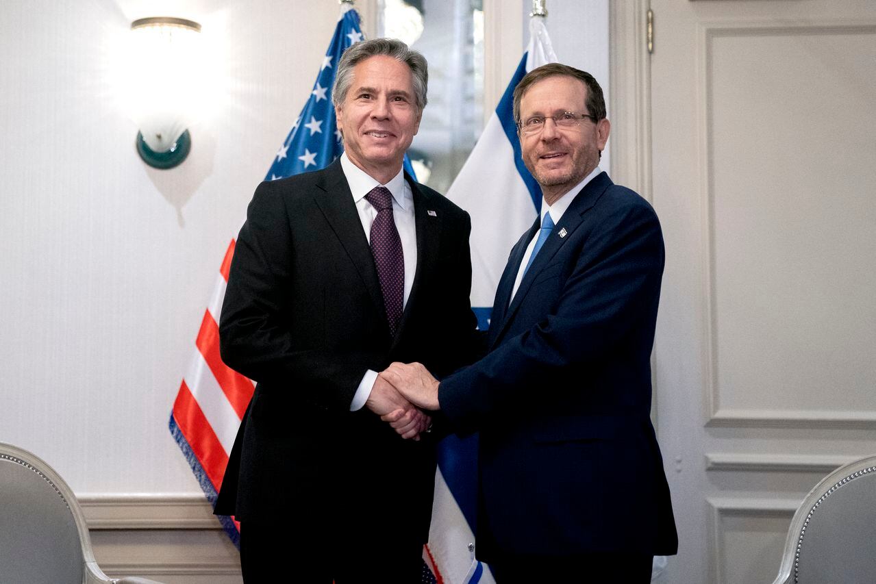 El presidente de Israel, Isaac Herzog (derecha), se reunió con el secretario de Estados Unidos, Antony Blinken (izquierda). (Foto por Stefani Reynolds / POOL / AFP) - Foto: AFP