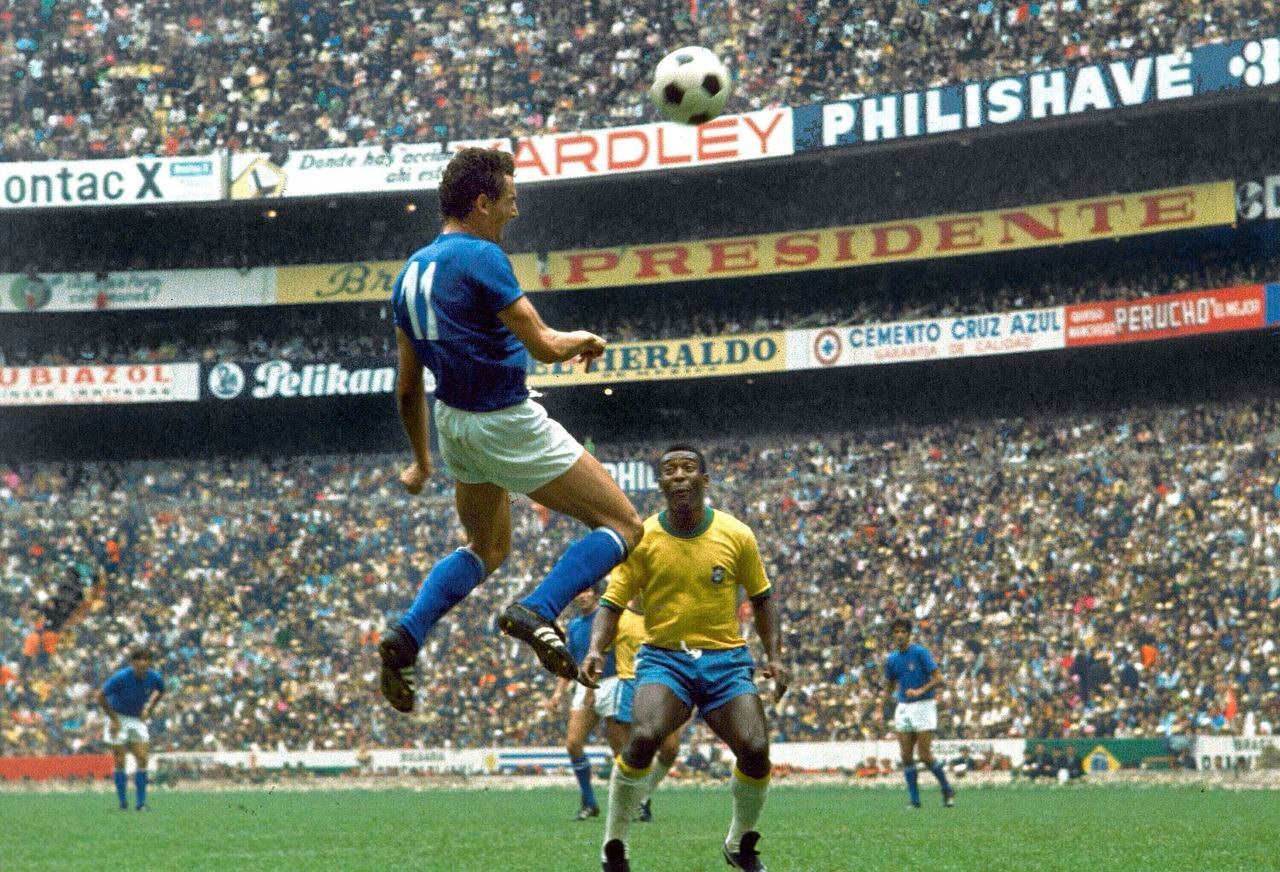 ARCHIVO - El delantero italiano Gigi Riva remata de cabeza el balón mientras la estrella brasileña Pelé mira durante la final de la Copa Mundial en el Estadio Azteca de la Ciudad de México, México, el 21 de junio de 1970.(Foto AP/Carlo Fumagalli)