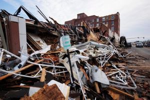 Al menos 50 personas murieron tras el paso de un tornado nocturno en Kentucky, EE.UU. La cifra de víctimas se podría elevar por encima del centenar.