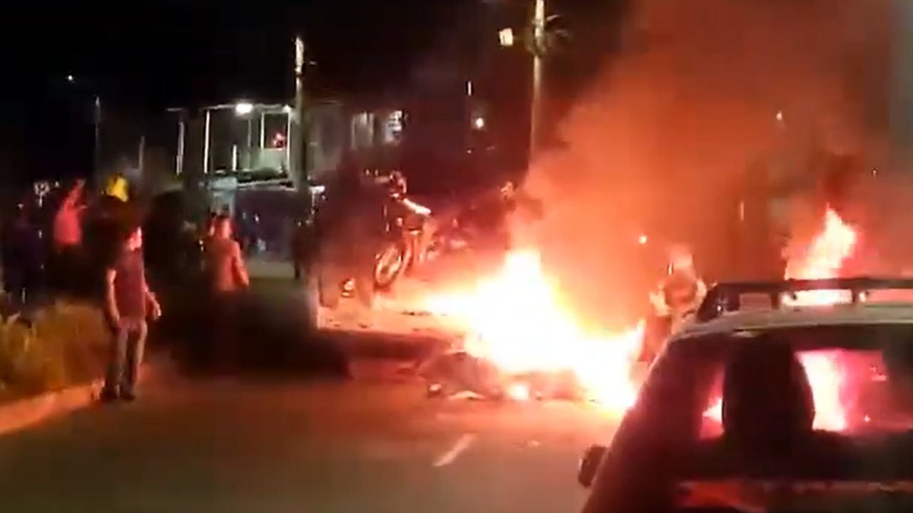Una grúa y algunas motos habrían sido quemadas por los ciudadanos molestos por la realización de los operativos de las autoridades.