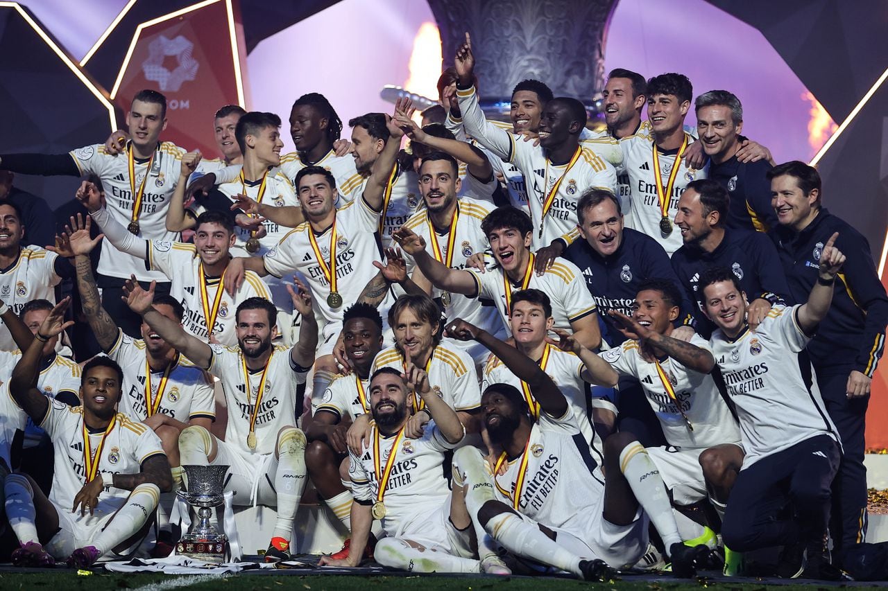 Real Madrid alzando el trofeo de campeón en la Supercopa de España 2023.