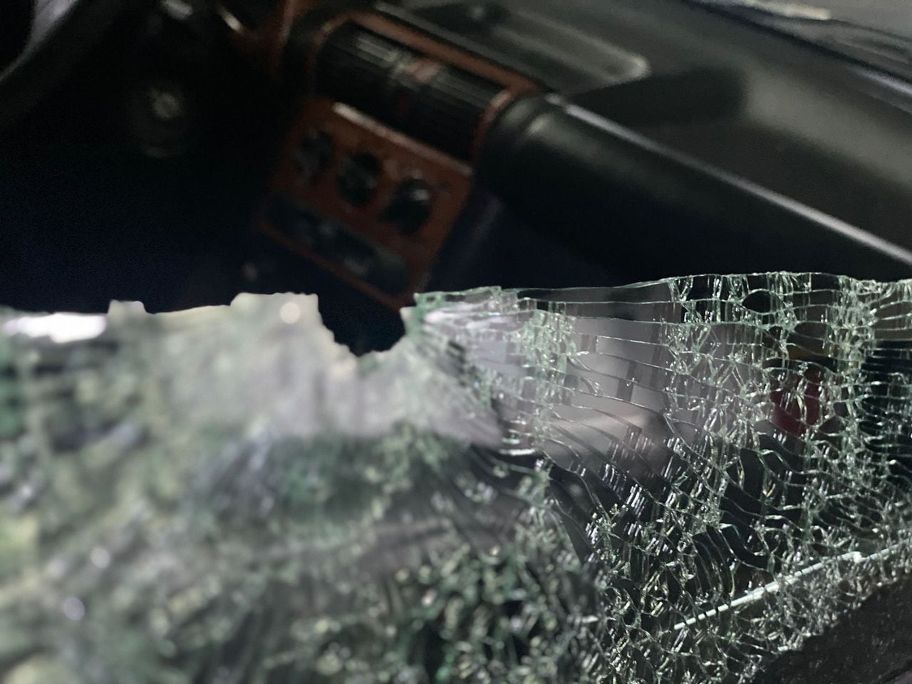 La bala habría entrado por la ventanilla del pasajero.