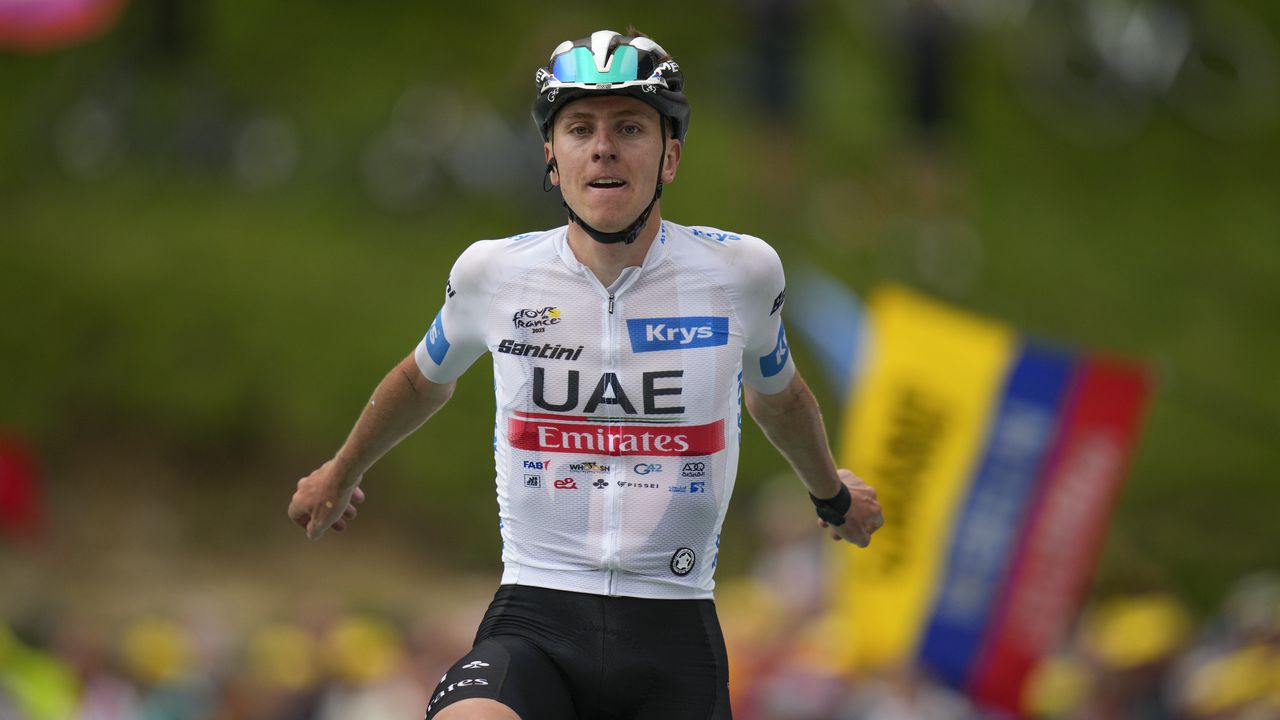 El esloveno Tadej Pogacar celebra al cruzar la línea de meta para ganar la sexta etapa de la carrera ciclista del Tour de Francia de más de 145 kilómetros (90 millas) con inicio en Tarbes y final en Cauterets-Cambasque, Francia, el jueves 6 de julio de 2023. ( Foto AP/Daniel Cole)