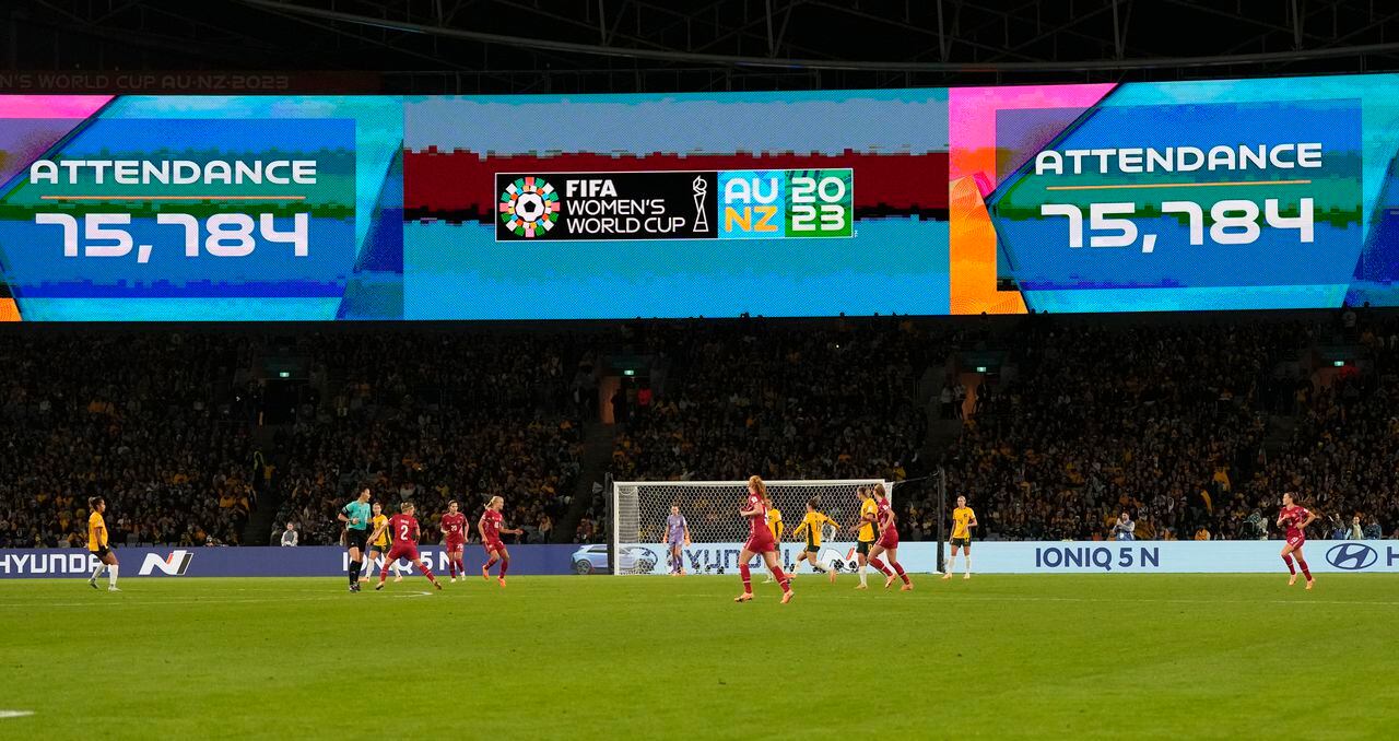 Pantallas gigantes muestran la asistencia durante el partido de fútbol de octavos de final de la Copa Mundial Femenina entre Australia y Dinamarca en el Estadio Australia en Sídney, Australia, el lunes 7 de agosto de 2023. (Foto AP/Rick Rycroft)