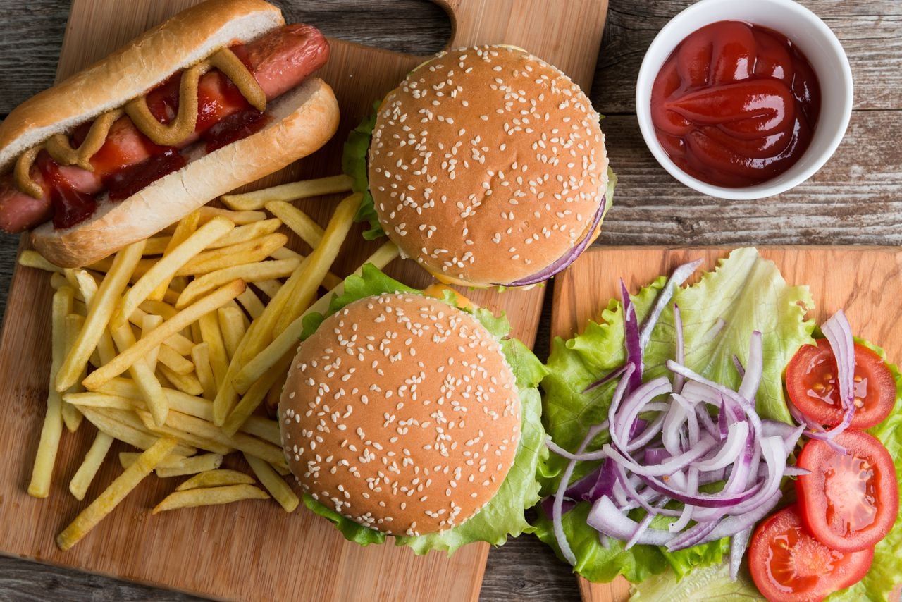 Foto de referencia de salchichas, hamburguesas, papas fritas y ensaladas
