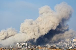 El humo se eleva desde Gaza tras una explosión, en medio del conflicto en curso entre Israel y el grupo palestino Hamás, visto desde el sur de Israel el 15 de noviembre de 2023.