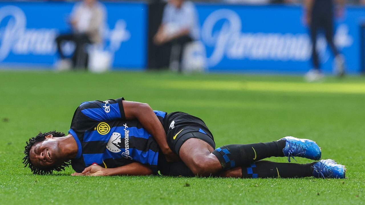 MILAN, ITALY - 2023/10/07: Juan Cuadrado of FC Internazionale injured during the Serie A 2023/24 football match between FC Internazionale and Bologna FC at Giuseppe Meazza Stadium. Final score Inter 2:2 Bologna. (Photo by Fabrizio Carabelli/SOPA Images/LightRocket via Getty Images)