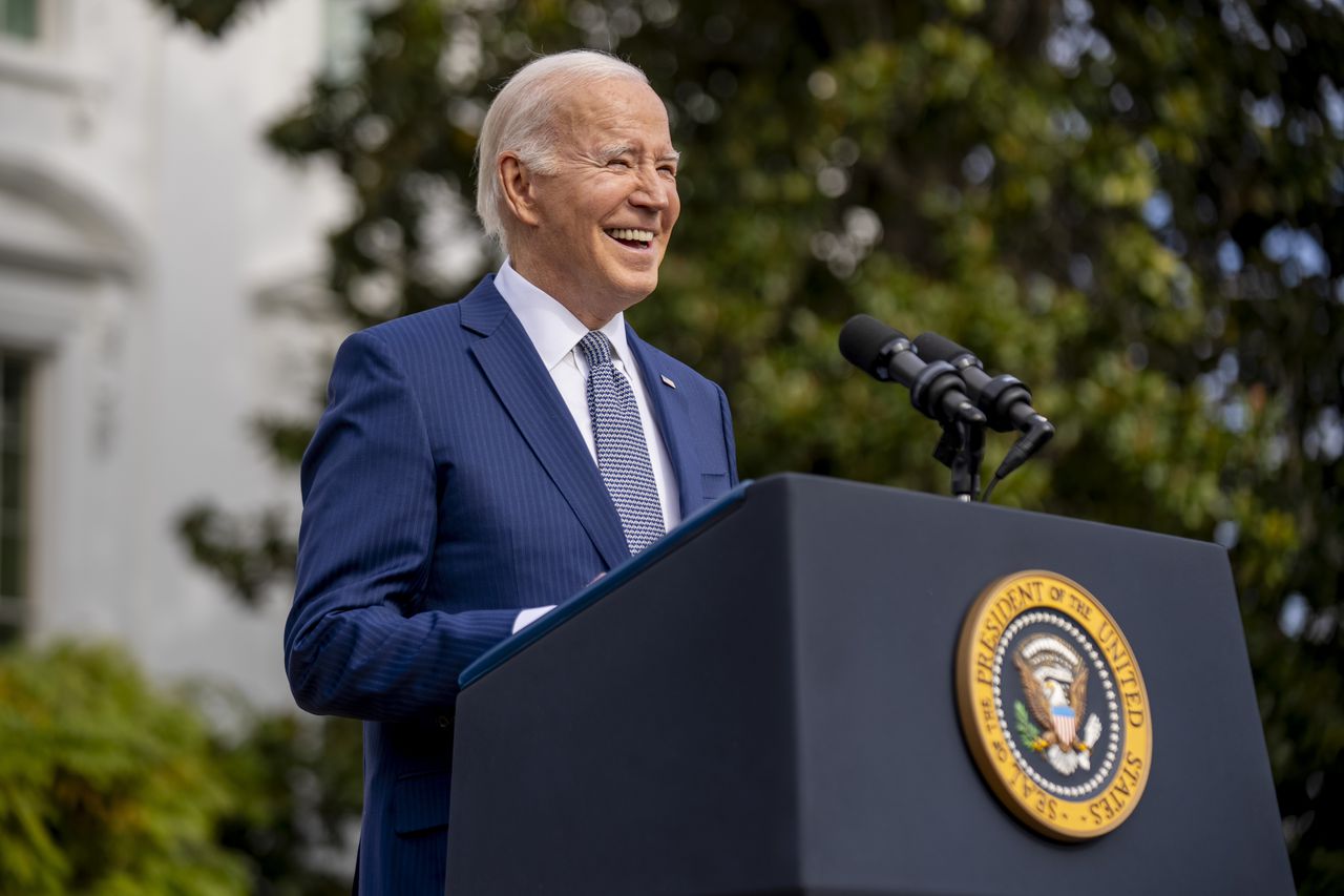 El presidente Joe Biden habla antes de indultar a los pavos nacionales del Día de Acción de Gracias, Liberty y Bell, en una ceremonia en el jardín sur de la Casa Blanca en Washington, el lunes 20 de noviembre de 2023