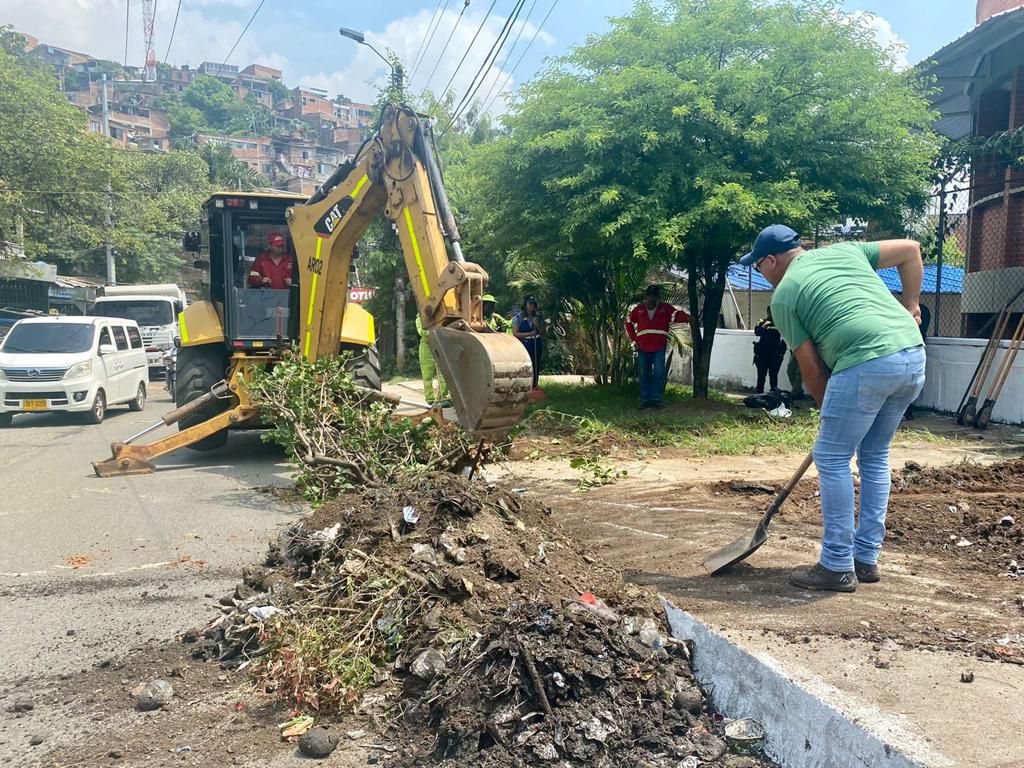 Tras una solicitud hecha por la comunidad las autoridades realizaron un operativo de limpieza de un punto impactado por basuras a las afueras de la Institución educativa Juan Pablo II, sede Portete de Tarqui, barrio Lourdes.