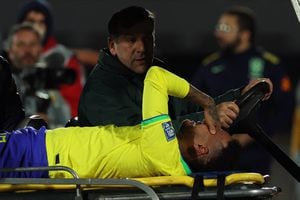 El brasilero Neymar salke en medio de lágrimas, tras sufrir una lesión de rodilla delicada, en el duelo ante Uruguay en las ELiminatorias Sudamericanas 2026.  /Foto Pablo PORCIUNCULA / AFP)