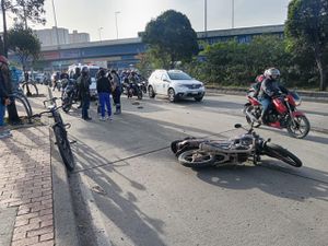 La mujer víctima se movilizaba en su motocicleta cuando se presentó el incidente.