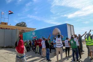 Un camión de la Alianza Nacional Egipcia que transporta ayuda humanitaria para la Franja de Gaza cruza la puerta fronteriza de Rafah, en Rafah, Egipto