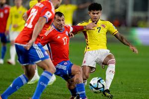 Colombia's Luis Diaz, right, and Chile's Gary Medel battle for the ball during a qualifying soccer match for the FIFA World Cup 2026 at Monumental stadium in Santiago, Chile, Tuesday, Sept. 12, 2023. (AP Photo/Esteban Felix)