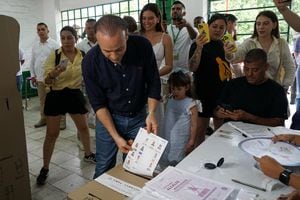 El candidato a la alcaldía de Cali, Alejandro Eder, salió  a votar con su familia. Elecciones Regionales 2023 en Cali, Valle del Cauca