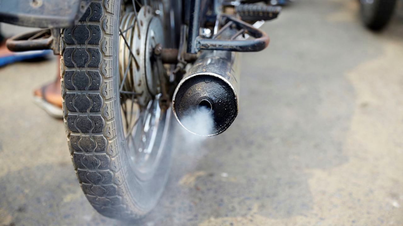 El humo negro en el escape de una moto: más que un problema estético, una advertencia de problemas subyacentes.