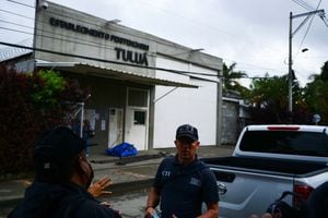 Oficiales de policía criminalística se paran afuera de la prisión de Tulua después de un intento de motín que provocó un incendio donde varios presos resultaron muertos y heridos, en Tulua, Colombia, el 28 de junio de 2022. REUTERS/Edwin Rodriguez Pipicano