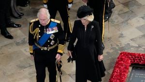 El rey Carlos III de Gran Bretaña, a la izquierda, y Camilla, la reina consorte, siguen el ataúd de la reina Isabel II mientras lo sacan de la Abadía de Westminster durante su funeral en el centro de Londres, el lunes 19 de septiembre de 2022.