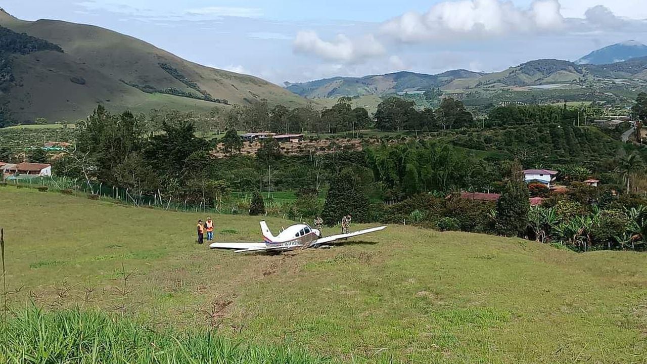 En horas de la mañana de este 24 de noviembre una avioneta se salió de la pista de aterrizaje y terminó en una zona verde.