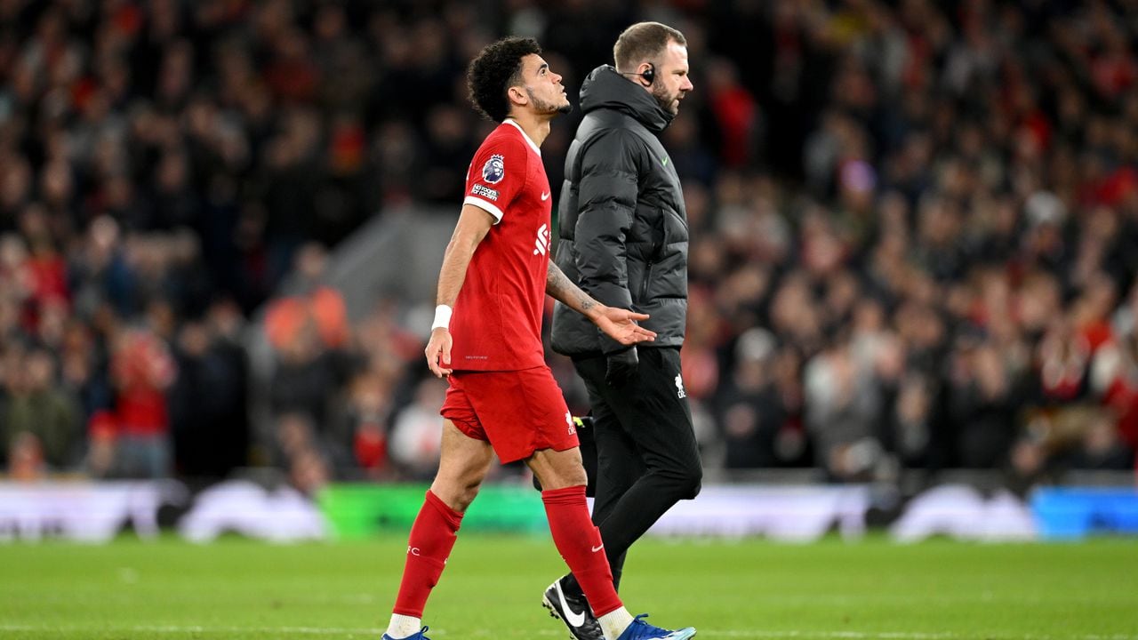 LIVERPOOL, ENGLAND - DECEMBER 23: Luis Diaz of Liverpool leaves the field after sustaining an injury during the Premier League match between Liverpool FC and Arsenal FC at Anfield on December 23, 2023 in Liverpool, England. (Photo by Michael Regan/Getty Images)