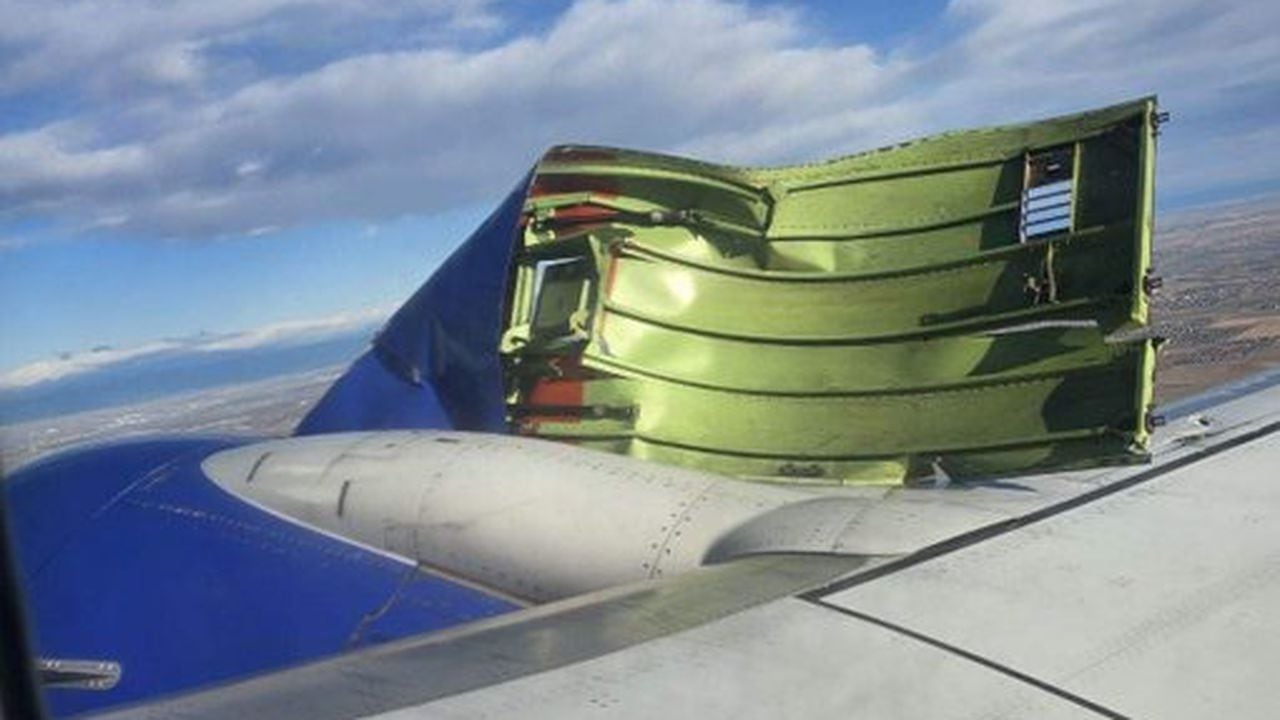 El motor del avión se soltó en pleno vuelo, creando momentos de pánico en los pasajeros.