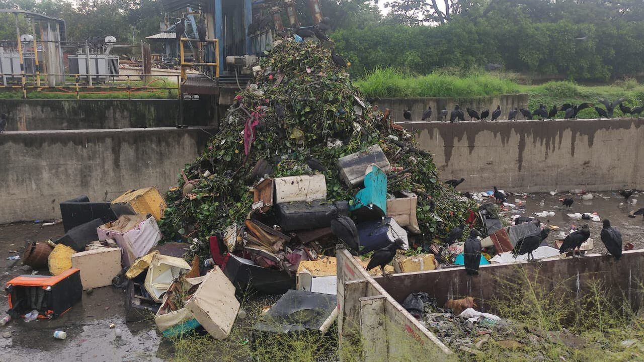 Emcali denunció que los caleños siguen botando residuos voluminosos en los canales de aguas residuales.