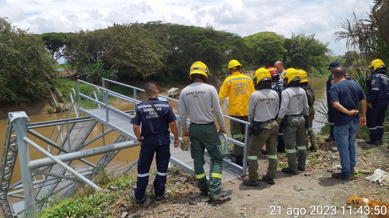 Los Bomberos hacen presencia en el sector para encontrar a la persona que se cayó al río Cauca.