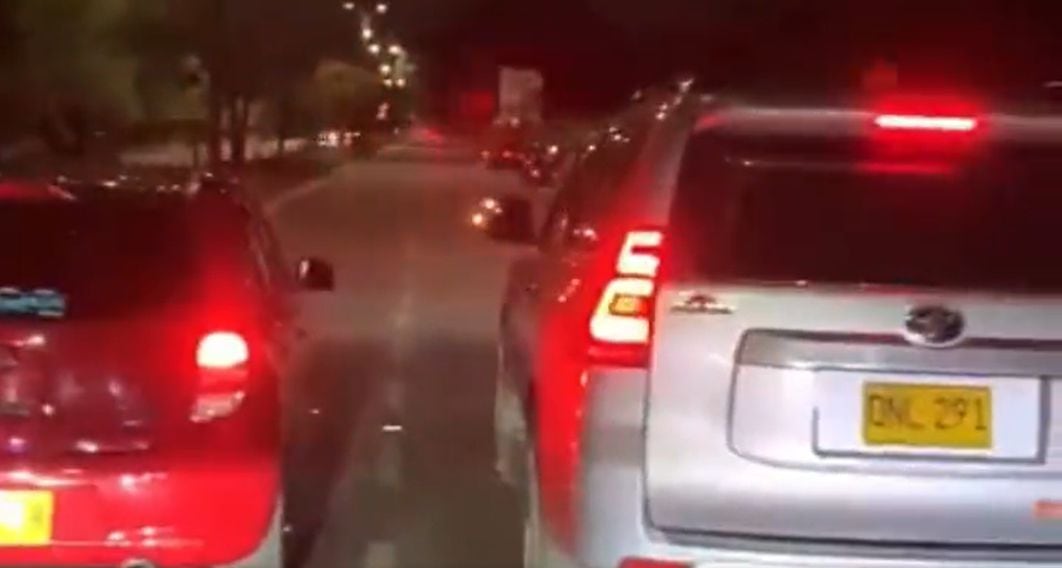 En video quedó captada la camioneta del funcionario en medio de piques ilegales al suer de Cali.