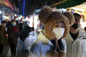 Ciudadanos con mascarillas en el mercado local al aire libre el 25 de enero de 2021 en Wuhan, China. Para frenar la propagación de la enfermedad COVID-19 de la nueva neumonía de la corona, el gobierno chino cerró la ciudad de Wuhan durante 76 días a partir del 23 de enero de 2020. Foto de Lintao Zhang / Getty Images.