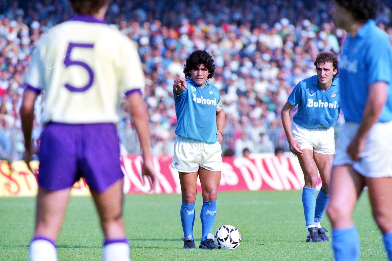Maradona a punto de patear un tiro libre con el mítico Napoli que él lideraba