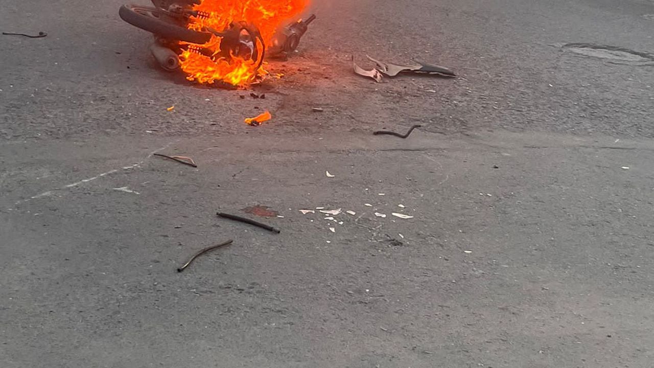 La comunidad le quemó la moto a los presuntos ladrones.