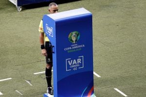 Wilton Sampaio, juez brasilero, consulta el VAR en un partido de la segunda fecha del grupo B entre Argentina y Paraguay.