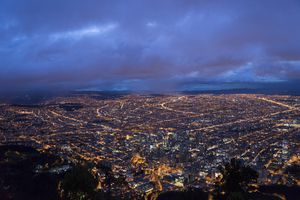 Las luces iluminan el horizonte de Bogotá, Colombia, el jueves 10 de julio de 2014. El crecimiento de Colombia en el segundo trimestre probablemente fue cercano al 5 por ciento, y el producto interno bruto probablemente se expandió alrededor del 4,6 por ciento durante todo el año, codirector del Banco Central de Colombia César Vallejo dijo la semana pasada. Fotógrafo: Mariana Greif / Bloomberg a través de Getty Images