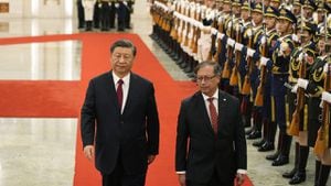 El presidente colombiano, Gustavo Petro, con el chino, Xi Jinping, durante una ceremonia de bienvenida en el Gran Salón del Pueblo.