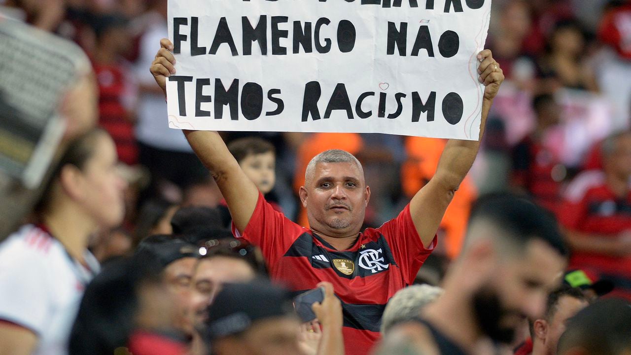 A supporter of Flamengo holds a sign reading �Vini Jr come back to Flamengo, we have no racism� in support of Brazilian player Vinicius Junior during a match of the 2023 Brazilian Championship between Flamengo and Cruzeiro at the Maracana stadium in Rio de Janeiro, Brazil, on May 27, 2023. Vinicius, the 22-year-old Real Madrid's superstar, was targeted with shouts of "monkey" from the stands last week -- the latest in a series of racist attacks against him. (Photo by DHAVID NORMANDO / AFP)