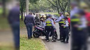 El motociclista trató de huir, por lo que tres agentes de tránsito tuvieron que cerrarle el paso.