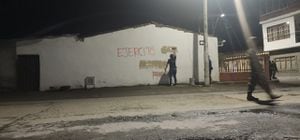 Mientras soldados del Ejército Nacional pintaban las paredes en el municipio de Corinto, Cauca, militantes de las Disidencias de las Fuerzas Armadas Revolucionarias de Colombia (Farc) los hostigaron.