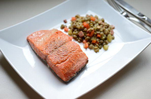 El consumo de salmón, acompañado de hábitos de vida saludable, contribuye a beneficiar la salud cardiovascular de las personas.