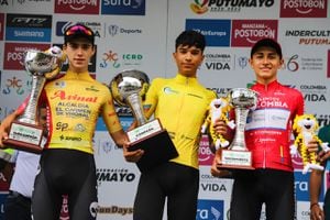 El corredor de Indervalle-Imderbuga, Juan Diego Quintero (cent.), se conagró campeón de la Vuelta al Porvenir 2023.