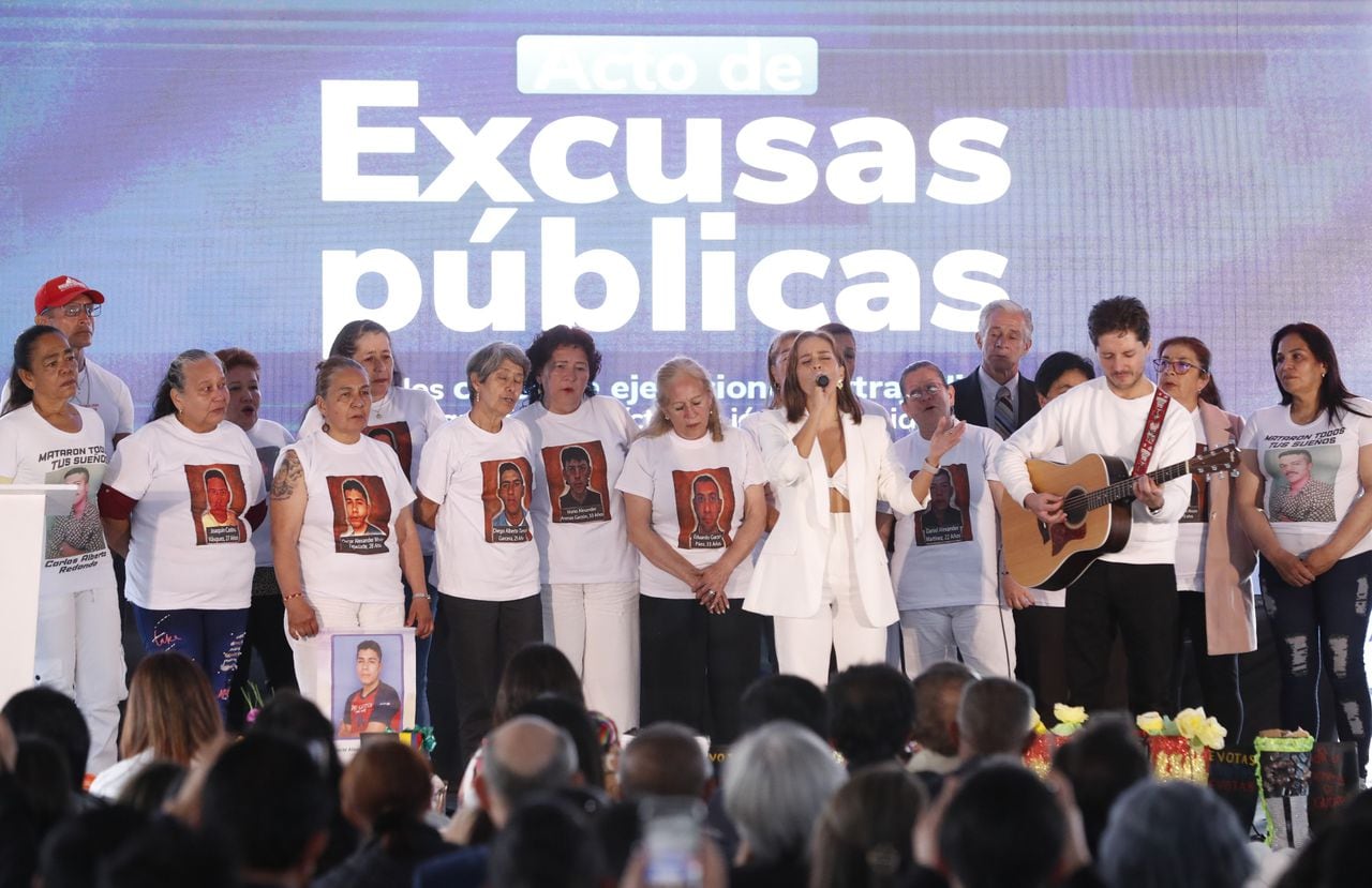 Acto de Excusas Públicas por los casos de ejecuciones extrajudiciales de las que fueron víctimas jóvenes residentes en Bogotá y Soacha 
Plaza de Bolívar