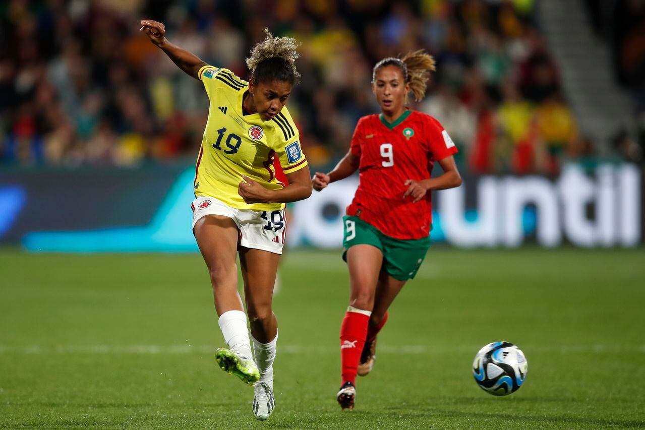 Ibtissam Jraidi de Marruecos, a la derecha, desafía a Jorelyn Carabali de Colombia durante el partido de fútbol del Grupo H de la Copa Mundial Femenina entre Marruecos y Colombia en Perth, Australia, el jueves 3 de agosto de 2023. (Foto AP/Gary Day)