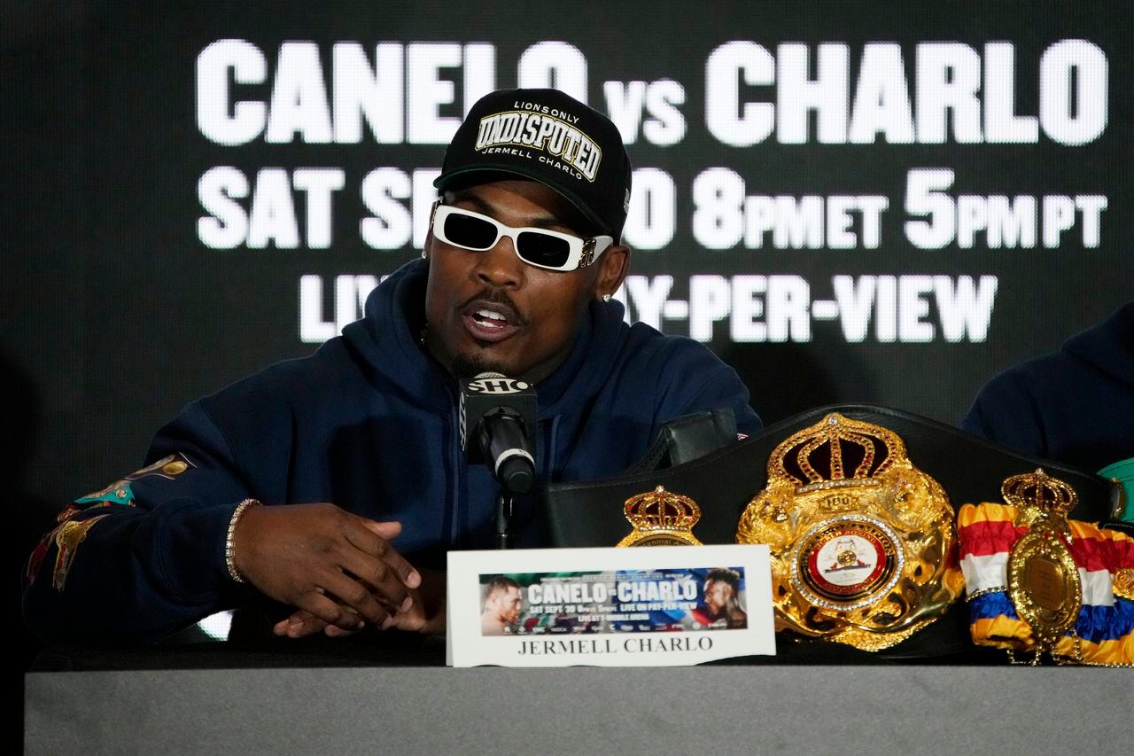 Jermell Charlo habla durante una conferencia de prensa el miércoles 27 de septiembre de 2023 en Las Vegas. Charlo tiene previsto pelear contra Canelo Álvarez, de México, en un combate de boxeo por el título de peso súper mediano el sábado en Las Vegas. (Foto AP/John Locher)