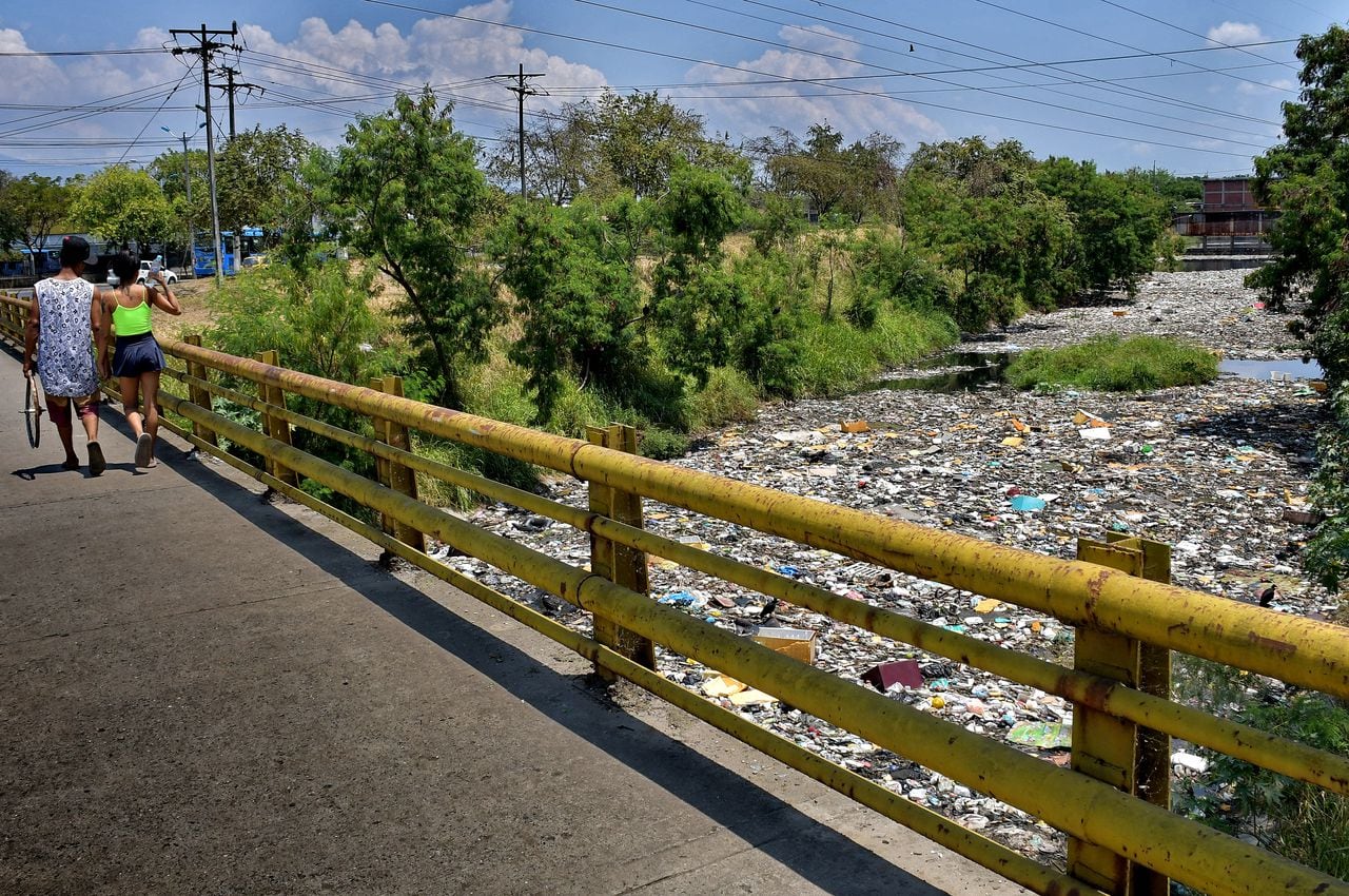 Esto se vive en el caño de aguas lluvias en el sector de cauquita en el oriente de Cali con toneladas de basura acumuladas tras las lluvias del fin de semana.
 Fotos Raúl Palacios / El Pais.