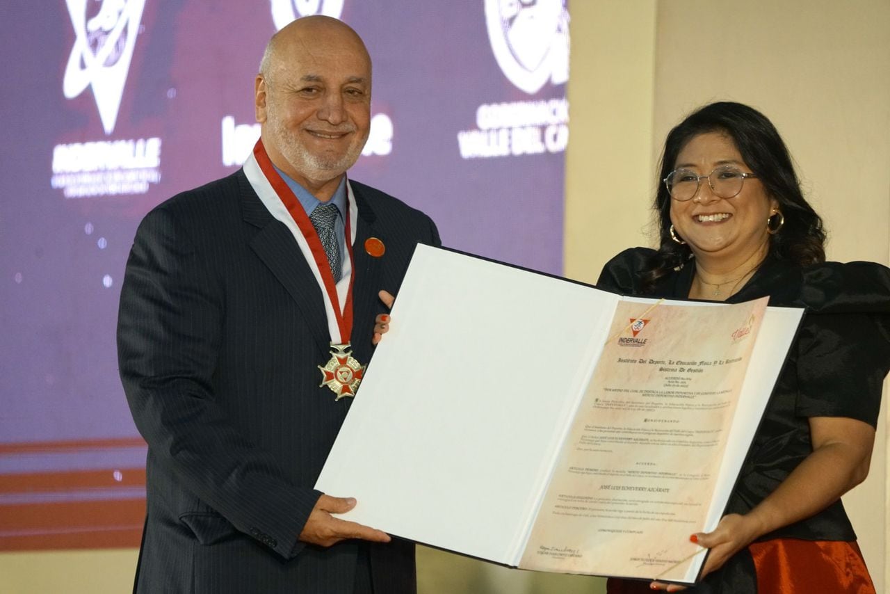 José Luis Echeverry, Vicepresidente del Comité Olímpico Colombiano, es condecorado en los Premios Terraco de Oro 2023.