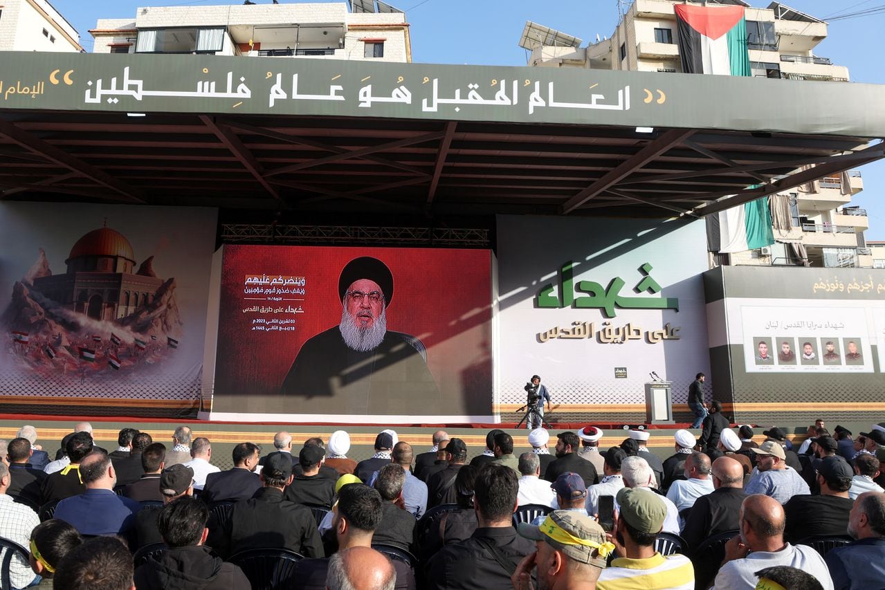 El líder de Hezbollah en el Líbano, Sayyed Hassan Nasrallah, aparece en una pantalla mientras se dirige a sus partidarios durante una ceremonia para honrar a los combatientes muertos en la reciente escalada con Israel, en los suburbios del sur de Beirut