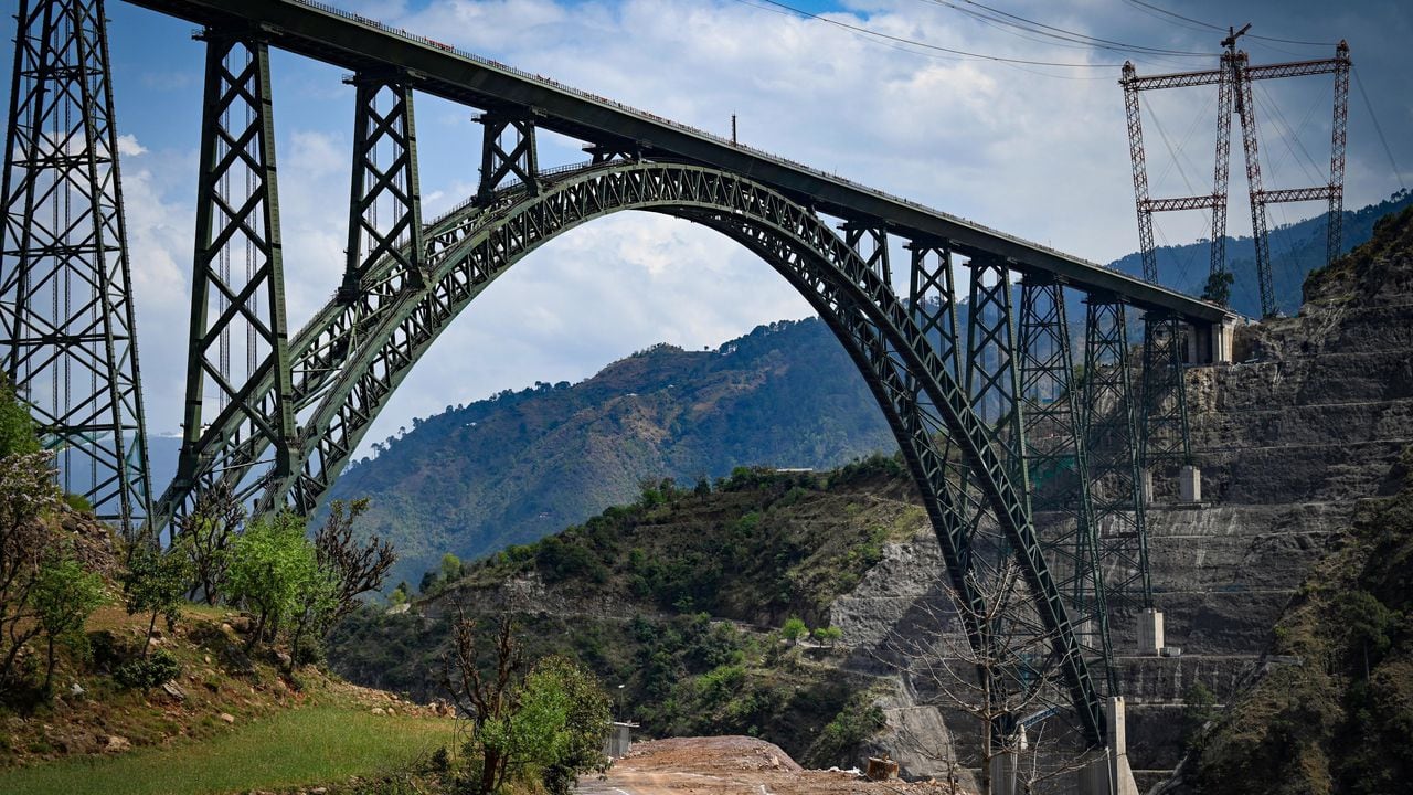 na vista del puente Chenab recién construido, el puente de arco ferroviario más alto del mundo de los ferrocarriles indios en el proyecto de enlace Udampur-Srinagar-Baramulla-Rail durante su vista previa de los medios en el distrito de Reasi