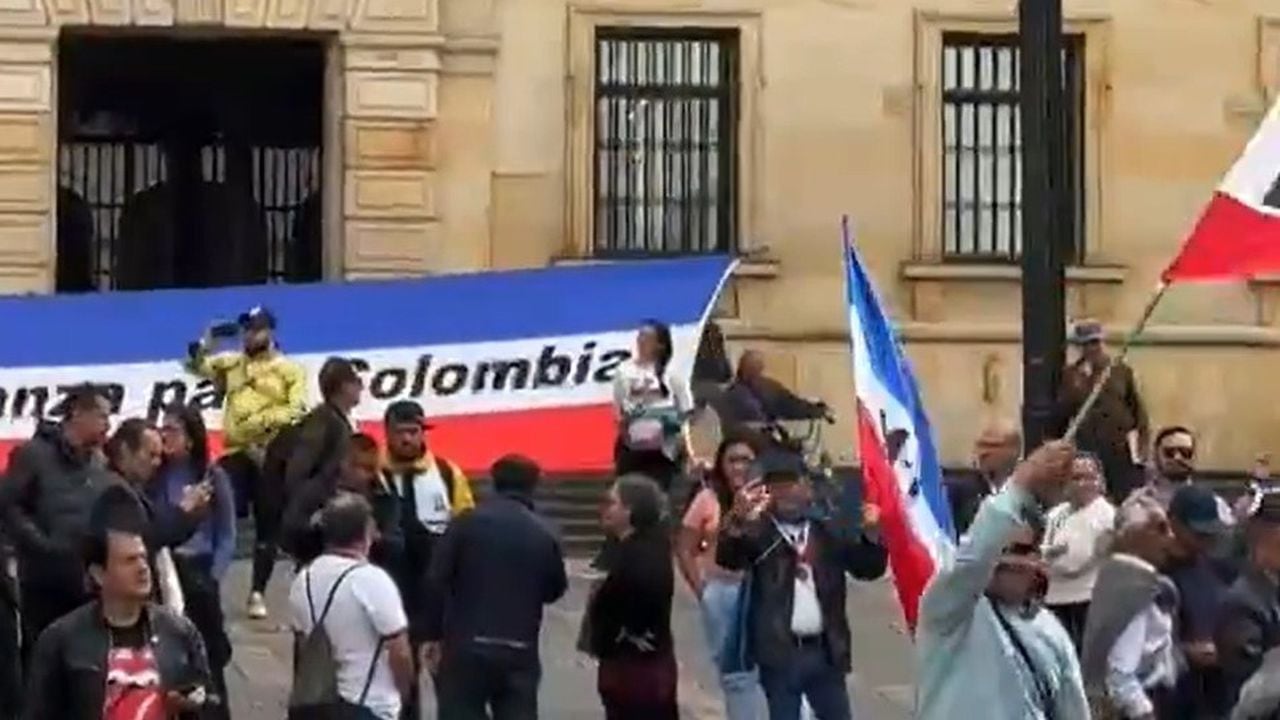 En la Plaza de Bolívar hay banderas del M-19, tarima y artistas
