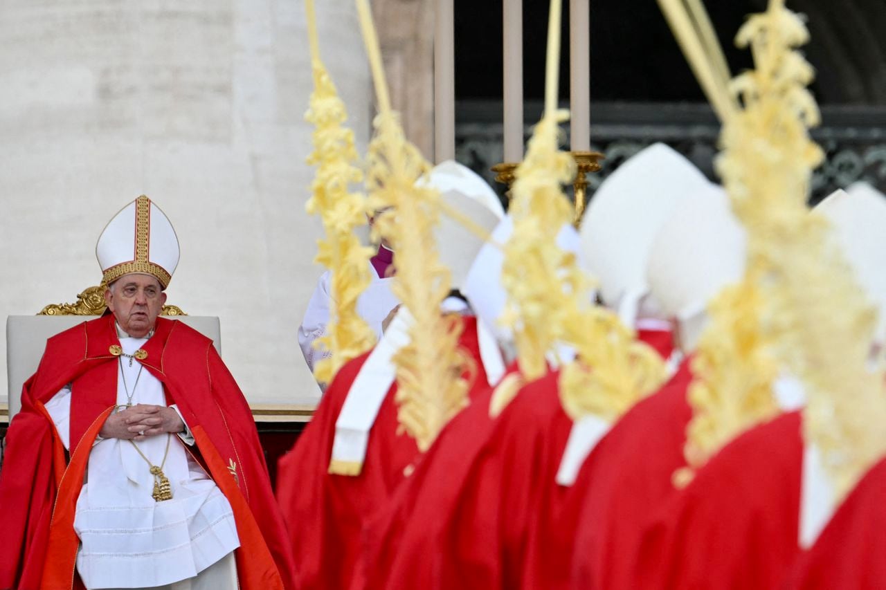 El papa Francisco omitió la homilía ne la misa del Domingo de Ramos. (Photo by Alberto PIZZOLI / AFP)